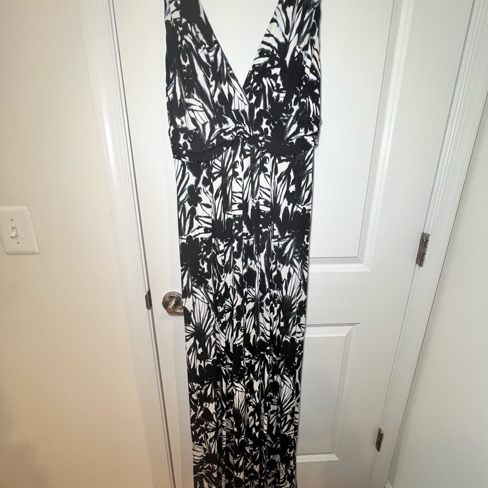 Lemon Tart Black & White Tropical Maxi Dress | XL
Sleeveless. V-neck
